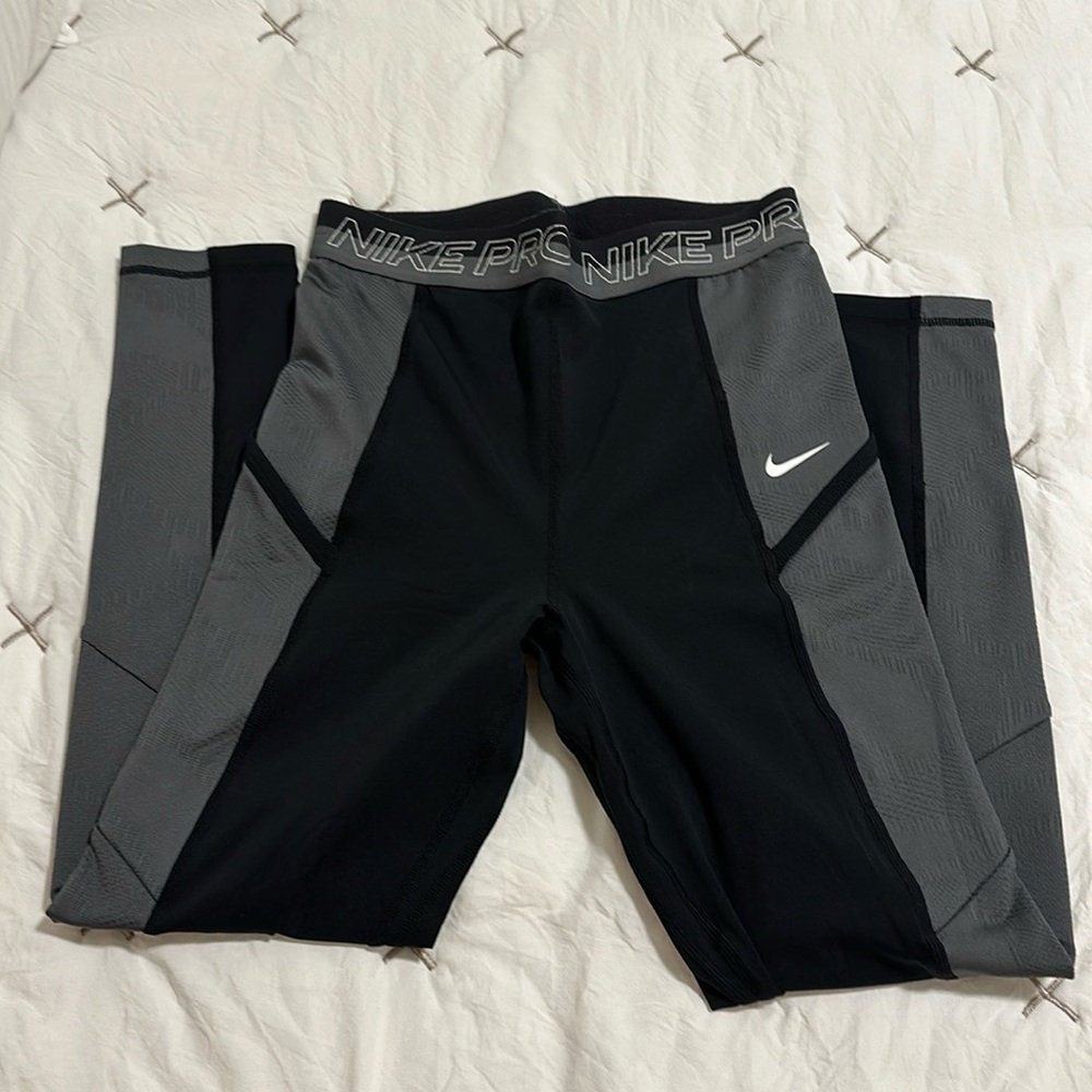 Nike Pro Women's High-Waisted 7/8 Training Leggings with Pockets